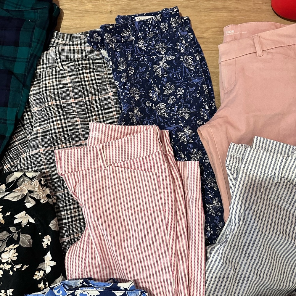 19 Pairs of Old Navy Pixie Pants, and some of gaps version of the same pants - Picture 5 of 8